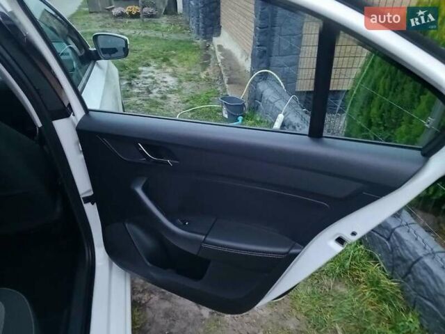 Белый Шкода Рапид, объемом двигателя 1.2 л и пробегом 220 тыс. км за 7500 $, фото 6 на Automoto.ua