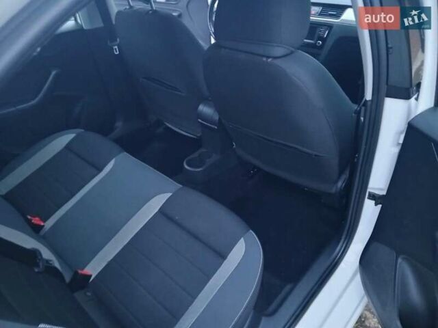 Белый Шкода Рапид, объемом двигателя 1.2 л и пробегом 220 тыс. км за 7500 $, фото 5 на Automoto.ua