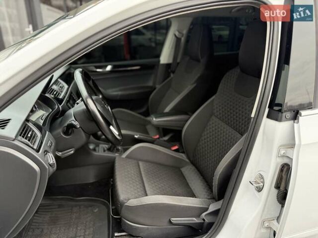 Белый Шкода Рапид, объемом двигателя 1.6 л и пробегом 249 тыс. км за 10900 $, фото 19 на Automoto.ua