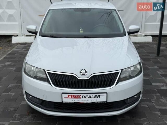 Белый Шкода Рапид, объемом двигателя 1.6 л и пробегом 249 тыс. км за 10900 $, фото 2 на Automoto.ua