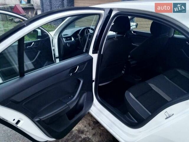 Белый Шкода Рапид, объемом двигателя 1.2 л и пробегом 220 тыс. км за 7500 $, фото 3 на Automoto.ua