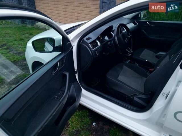 Белый Шкода Рапид, объемом двигателя 1.2 л и пробегом 220 тыс. км за 7500 $, фото 2 на Automoto.ua