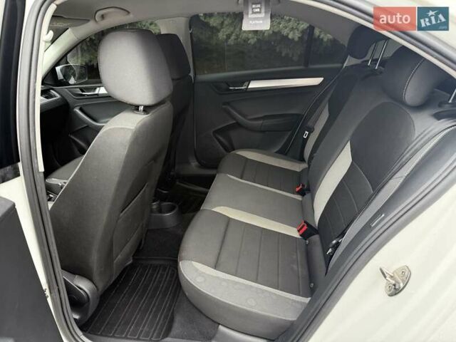 Белый Шкода Рапид, объемом двигателя 1.6 л и пробегом 226 тыс. км за 10000 $, фото 9 на Automoto.ua