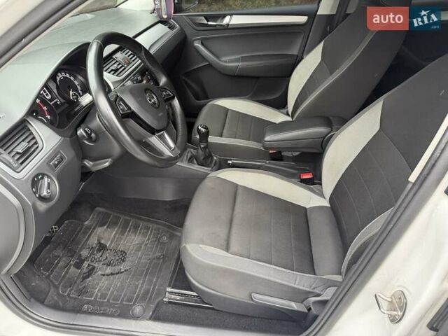 Белый Шкода Рапид, объемом двигателя 1.6 л и пробегом 226 тыс. км за 10000 $, фото 10 на Automoto.ua