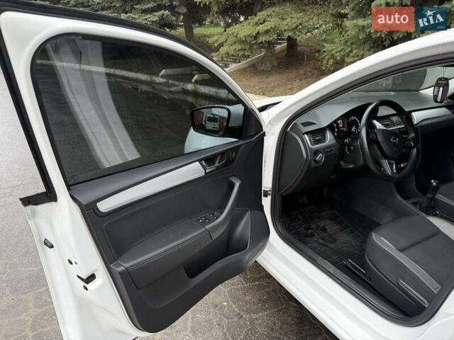 Белый Шкода Рапид, объемом двигателя 1.6 л и пробегом 226 тыс. км за 10000 $, фото 6 на Automoto.ua