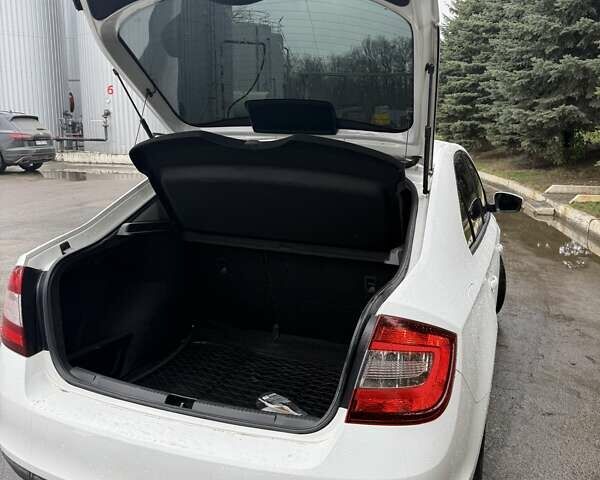 Белый Шкода Рапид, объемом двигателя 1.6 л и пробегом 226 тыс. км за 10000 $, фото 7 на Automoto.ua