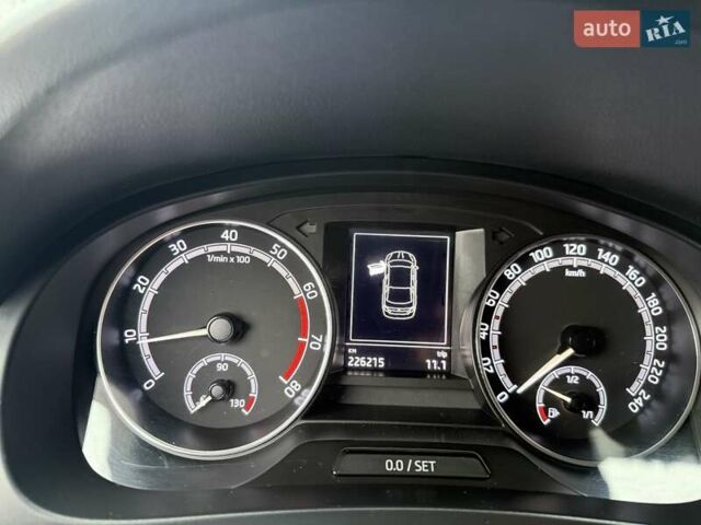 Белый Шкода Рапид, объемом двигателя 1.6 л и пробегом 226 тыс. км за 10000 $, фото 13 на Automoto.ua