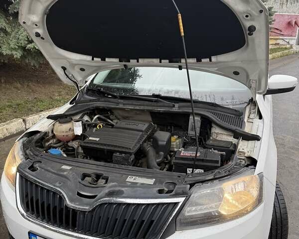 Белый Шкода Рапид, объемом двигателя 1.6 л и пробегом 226 тыс. км за 10000 $, фото 15 на Automoto.ua