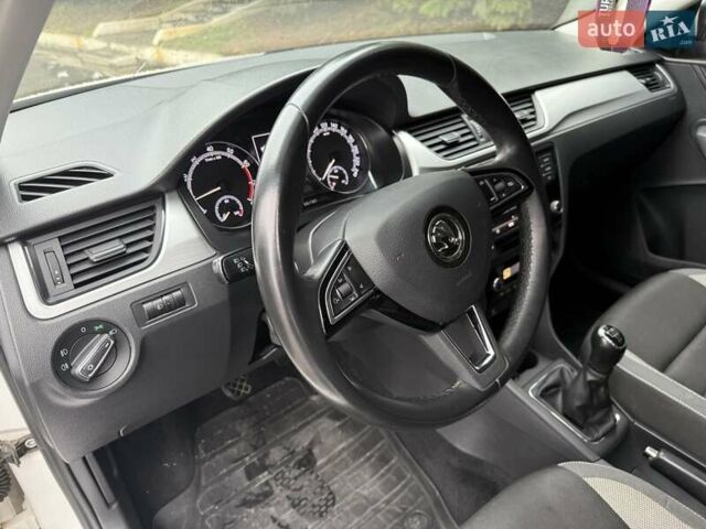 Белый Шкода Рапид, объемом двигателя 1.6 л и пробегом 226 тыс. км за 10000 $, фото 11 на Automoto.ua