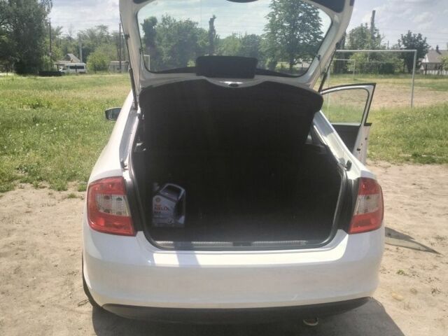 Белый Шкода Рапид, объемом двигателя 1.6 л и пробегом 88 тыс. км за 10000 $, фото 4 на Automoto.ua