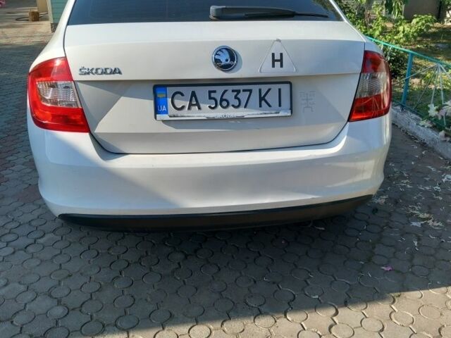 Белый Шкода Рапид, объемом двигателя 1.6 л и пробегом 235 тыс. км за 7500 $, фото 2 на Automoto.ua