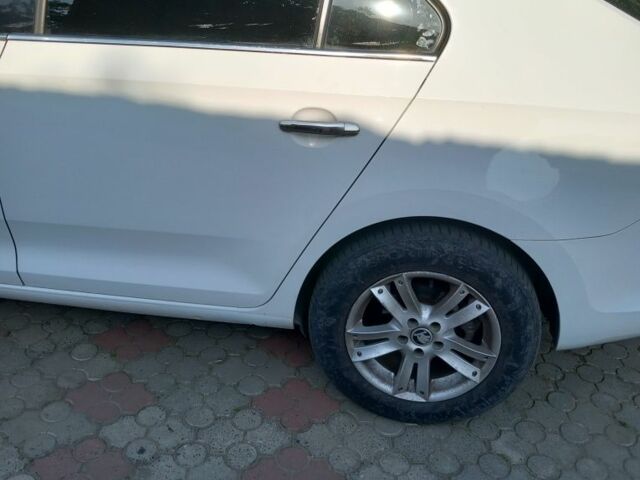 Белый Шкода Рапид, объемом двигателя 1.6 л и пробегом 235 тыс. км за 7500 $, фото 4 на Automoto.ua