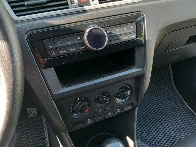 Белый Шкода Рапид, объемом двигателя 1.6 л и пробегом 235 тыс. км за 7500 $, фото 7 на Automoto.ua