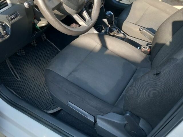 Белый Шкода Рапид, объемом двигателя 1.6 л и пробегом 235 тыс. км за 7500 $, фото 5 на Automoto.ua