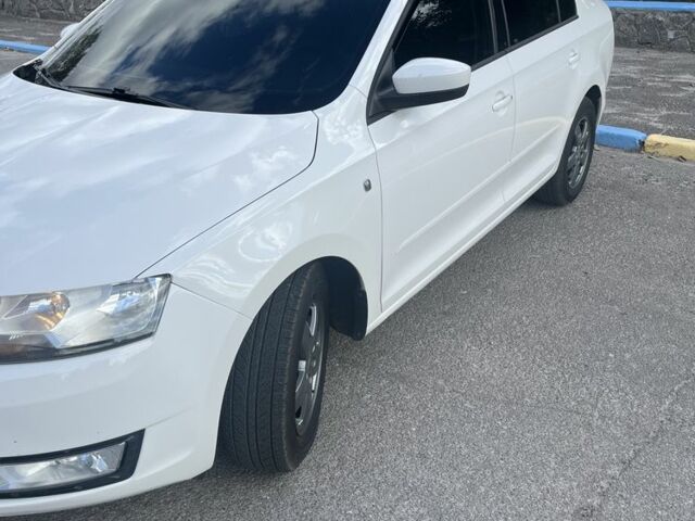 Белый Шкода Рапид, объемом двигателя 1.6 л и пробегом 198 тыс. км за 7650 $, фото 3 на Automoto.ua