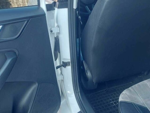 Белый Шкода Рапид, объемом двигателя 1.2 л и пробегом 122 тыс. км за 7500 $, фото 7 на Automoto.ua