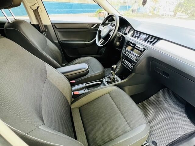 Білий Шкода Рапід, об'ємом двигуна 1.6 л та пробігом 255 тис. км за 8400 $, фото 3 на Automoto.ua