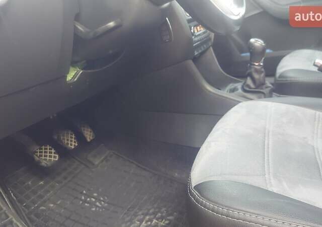 Білий Шкода Рапід, об'ємом двигуна 1.2 л та пробігом 122 тис. км за 7500 $, фото 17 на Automoto.ua