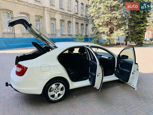 Білий Шкода Рапід, об'ємом двигуна 0 л та пробігом 255 тис. км за 8200 $, фото 5 на Automoto.ua