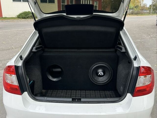 Білий Шкода Рапід, об'ємом двигуна 1.2 л та пробігом 230 тис. км за 8000 $, фото 1 на Automoto.ua