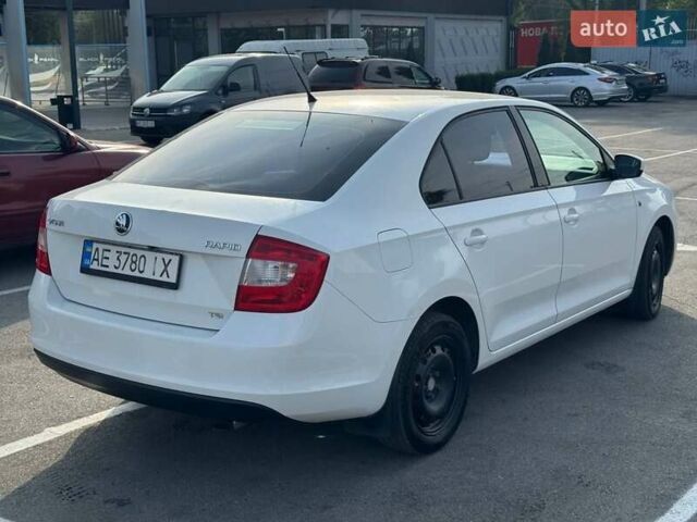 Белый Шкода Рапид, объемом двигателя 1.2 л и пробегом 187 тыс. км за 8200 $, фото 3 на Automoto.ua