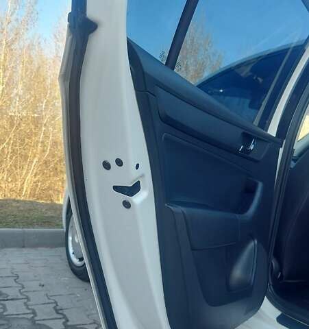 Белый Шкода Рапид, объемом двигателя 1.2 л и пробегом 122 тыс. км за 7500 $, фото 7 на Automoto.ua