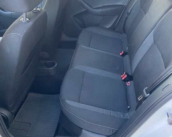 Белый Шкода Рапид, объемом двигателя 1.6 л и пробегом 275 тыс. км за 6500 $, фото 4 на Automoto.ua