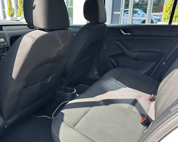 Белый Шкода Рапид, объемом двигателя 1.2 л и пробегом 132 тыс. км за 8500 $, фото 21 на Automoto.ua