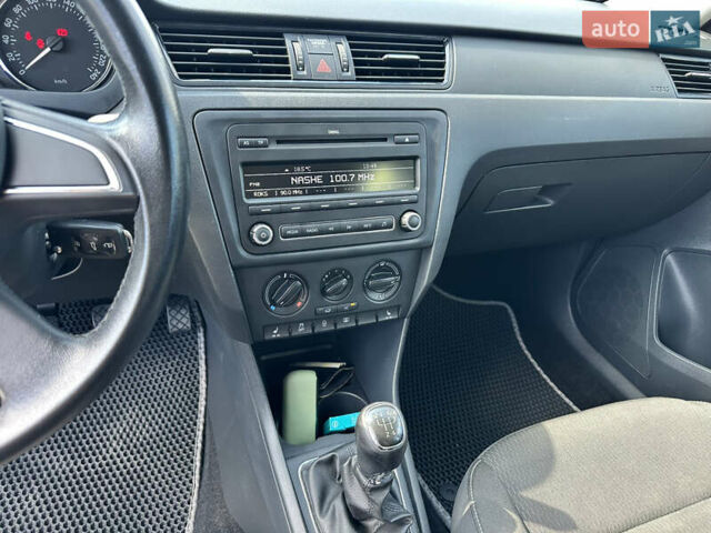 Белый Шкода Рапид, объемом двигателя 1.2 л и пробегом 132 тыс. км за 8500 $, фото 19 на Automoto.ua