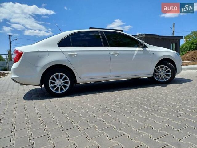 Белый Шкода Рапид, объемом двигателя 1.2 л и пробегом 216 тыс. км за 8000 $, фото 3 на Automoto.ua