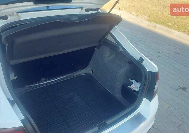 Белый Шкода Рапид, объемом двигателя 1.2 л и пробегом 122 тыс. км за 7500 $, фото 11 на Automoto.ua