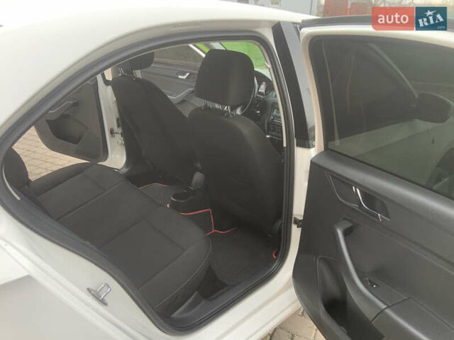 Білий Шкода Рапід, об'ємом двигуна 1.6 л та пробігом 284 тис. км за 7000 $, фото 22 на Automoto.ua