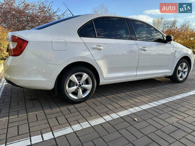 Шкода Рапид 2013 в Киеве на Automoto.ua Белый Шкода Рапид, объемом двигателя 1.6 л и пробегом 200 тыс. км за 8500 $, фото 6 на Automoto.ua