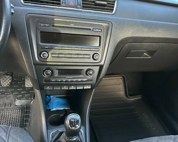 Шкода Рапид 2013 в Киеве на Automoto.ua Белый Шкода Рапид, объемом двигателя 1.6 л и пробегом 200 тыс. км за 8500 $, фото 14 на Automoto.ua