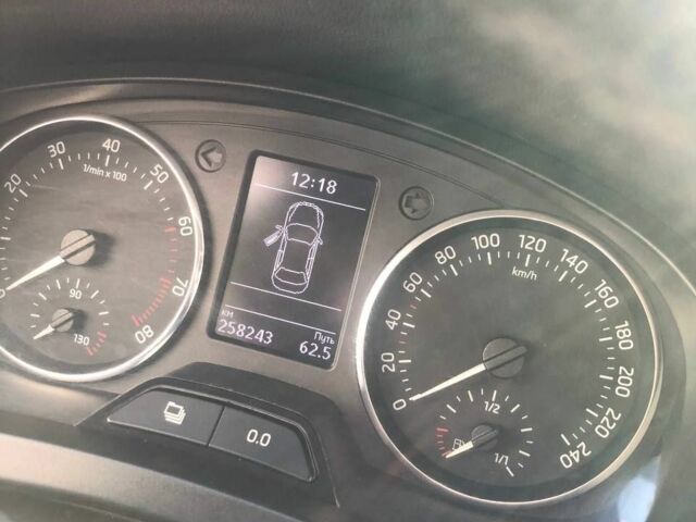 Белый Шкода Рапид, объемом двигателя 1.6 л и пробегом 259 тыс. км за 7500 $, фото 3 на Automoto.ua