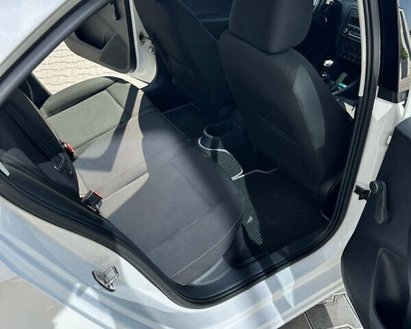 Белый Шкода Рапид, объемом двигателя 1.2 л и пробегом 132 тыс. км за 8500 $, фото 11 на Automoto.ua