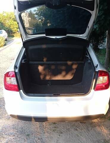 Белый Шкода Рапид, объемом двигателя 1.6 л и пробегом 252 тыс. км за 6500 $, фото 2 на Automoto.ua