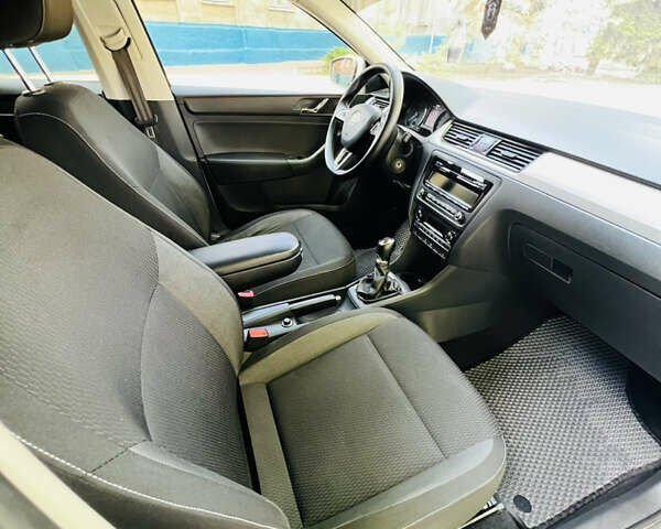 Білий Шкода Рапід, об'ємом двигуна 0 л та пробігом 255 тис. км за 8200 $, фото 9 на Automoto.ua