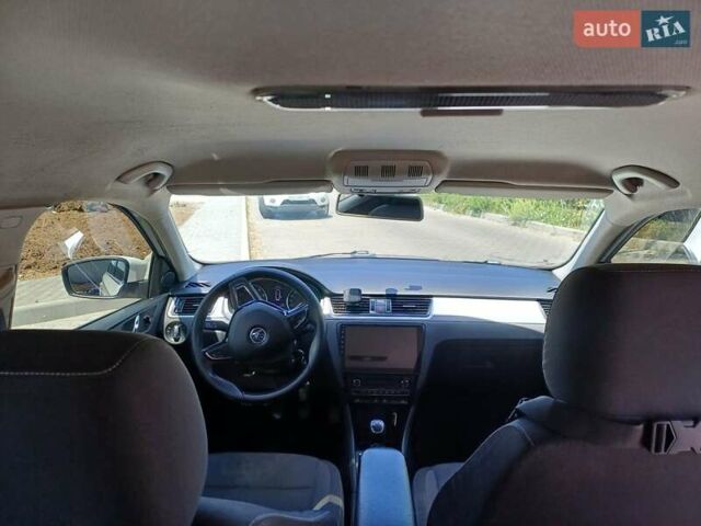 Белый Шкода Рапид, объемом двигателя 1.2 л и пробегом 216 тыс. км за 8000 $, фото 8 на Automoto.ua