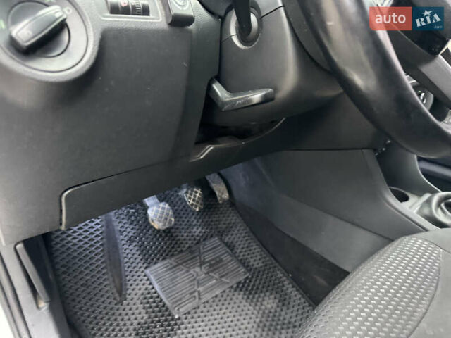 Білий Шкода Рапід, об'ємом двигуна 1.6 л та пробігом 241 тис. км за 6000 $, фото 15 на Automoto.ua