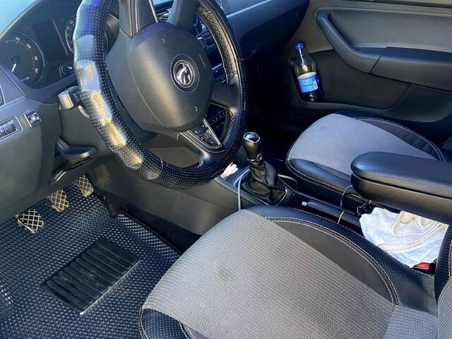 Шкода Рапид 2013 в Харькове на Automoto.ua Белый Шкода Рапид, объемом двигателя 1.6 л и пробегом 130 тыс. км за 9000 $, фото 4 на Automoto.ua