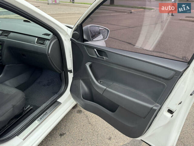 Білий Шкода Рапід, об'ємом двигуна 1.6 л та пробігом 241 тис. км за 6000 $, фото 12 на Automoto.ua