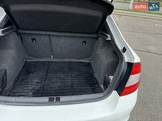 Білий Шкода Рапід, об'ємом двигуна 1.6 л та пробігом 241 тис. км за 6000 $, фото 8 на Automoto.ua