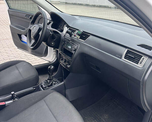 Белый Шкода Рапид, объемом двигателя 1.2 л и пробегом 259 тыс. км за 6500 $, фото 1 на Automoto.ua