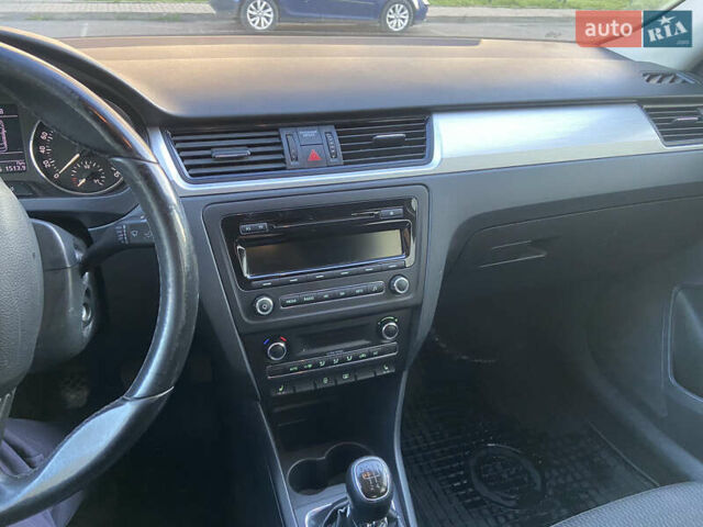 Белый Шкода Рапид, объемом двигателя 1.6 л и пробегом 275 тыс. км за 6500 $, фото 7 на Automoto.ua