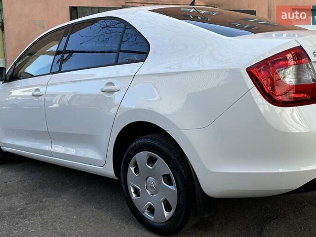 Белый Шкода Рапид, объемом двигателя 1.2 л и пробегом 105 тыс. км за 8500 $, фото 5 на Automoto.ua