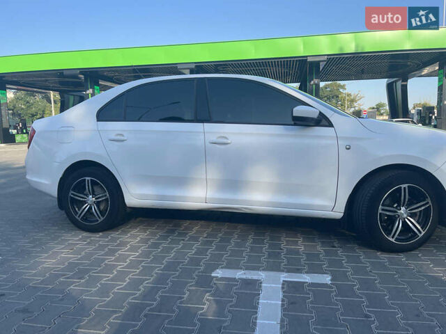 Белый Шкода Рапид, объемом двигателя 1.2 л и пробегом 207 тыс. км за 6200 $, фото 2 на Automoto.ua