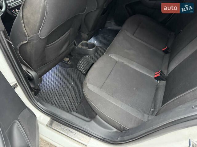 Білий Шкода Рапід, об'ємом двигуна 1.6 л та пробігом 241 тис. км за 6000 $, фото 17 на Automoto.ua