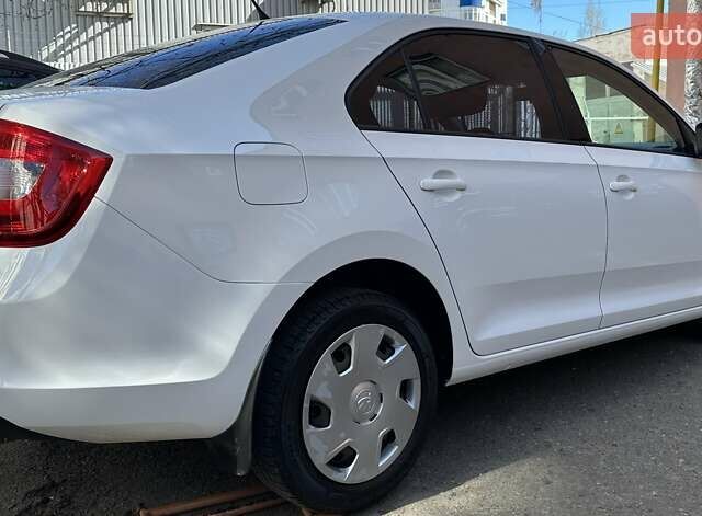 Белый Шкода Рапид, объемом двигателя 1.2 л и пробегом 105 тыс. км за 8500 $, фото 3 на Automoto.ua