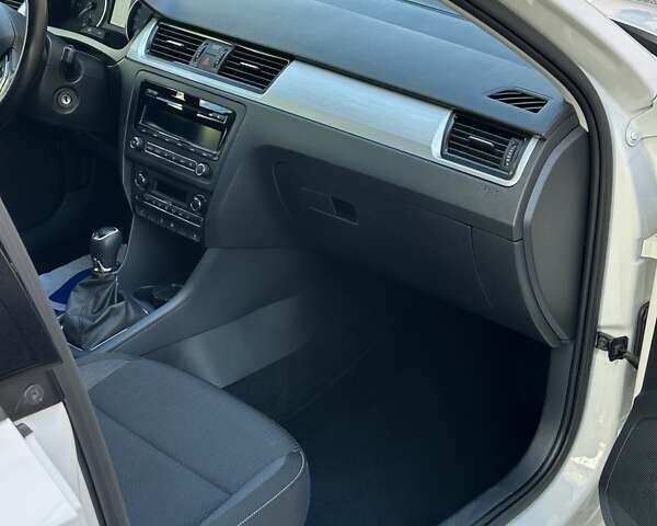 Белый Шкода Рапид, объемом двигателя 1.2 л и пробегом 105 тыс. км за 8500 $, фото 7 на Automoto.ua